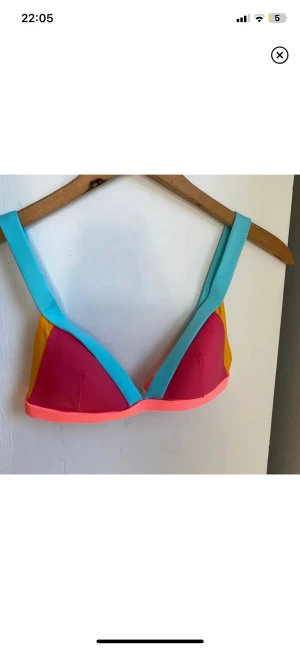 Bikini!! - Jättegullig bikini från märket banana moon. Köpt i Spanien där den kostade 350kr men säljer för 100kr+frakt. I modellen ”Robin”. Använd en gång. Färgerna är neon och ljusare än vad som syns på bilden💕