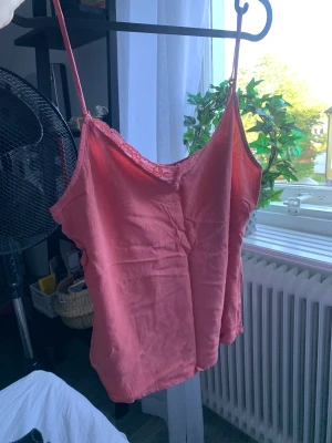 Linne med spets  - Jättefint linne från vila med spets. Nyskick. Storlek 40 men sitter snyggt på s/m😍