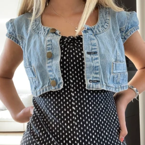 Jean bolero - Söt bolero med knappar