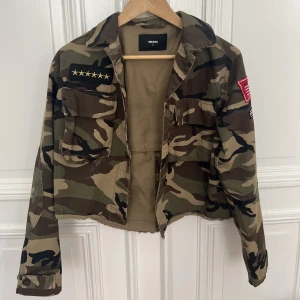 Kamouflage jacka  - Supersnygg jacka till hösten, nästan aldrig använd och är i jättebra skick! 🔥