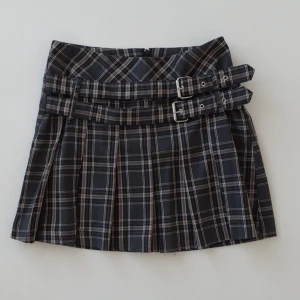 söt minikjol - en jättefin minikjol från vintage lindex!! storlek 34 men passar även 36 <3 gott skick, inga defekter🌷