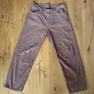 Sweet sktbs manchester byxor - Säljer dessa baggy manchester byxor i storlek S, köpta från Junkyard. Finns ett ihopsytt hål (se bild 3). Köpare står för frakt🤙