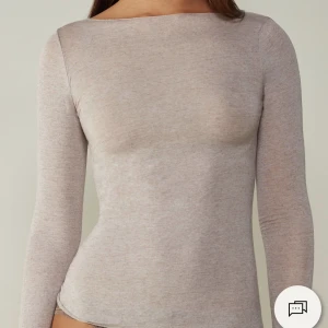 Intimissmi tröja  - Säljer min intimissmi tröja då den inte kommer till användning längre, använd två gånger bara💕