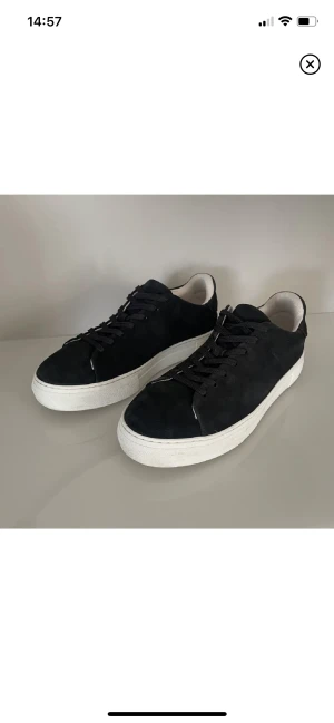 Skor - Svarta selected homme sneakers i stl 43. Köpta för 1200 kr på nlyman. Mycket bra skick, det ändå är att där är några fläckar på insidan av höger skon och ett pyttelitet hål på högra skon, kan skicka bild på det, men inget av det  syns typ. 