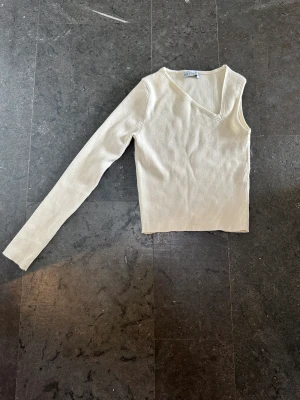 Chiquelle tröja s/m 🙏🏼 - Så fin, asymmetrisk tröja från Chiquelle. Skicka 10/10. Används inte lika mycket längre, därav säljer jag. Klicka gärna på köp nu. Försten till kvarn ❤️
