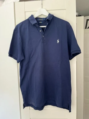 POLO TRÖJA  - STORRENSNING!  Säljer denna Polo tröja från ralph lauren! Den är i väldigt bra skick 
