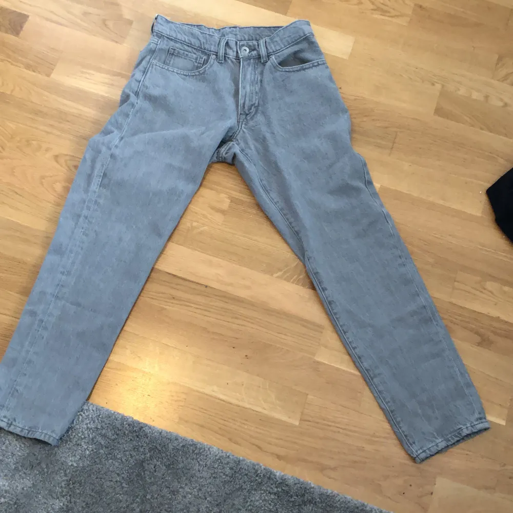 Säljer dessa gråa jeans för att de e för små på mig. . Jeans & Byxor.