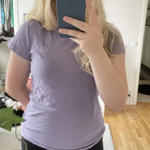 Lila t-shirt med rosa hjärta - Jättegulliga lila t-shirt med ett rosa hjärta från h&m. Inga defekter.