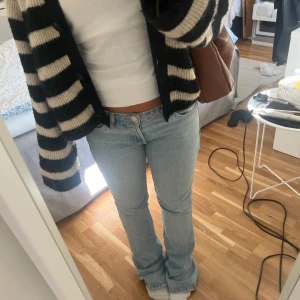 Lågmidjade bootcut jeans - Säljer mina ljusblåa lågmidjade jeans från zara då de inte kommer till användning längre!💗💗jag är ungefär 160cm! Har en liten defekt längst ner men inget som man lägger märke till när man har de på sig☺️
