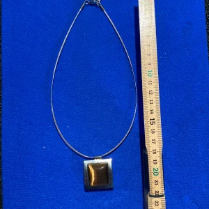 Halsband Hänge på wire - Ett snyggt halsband med rejäl sten av Cateye. 
