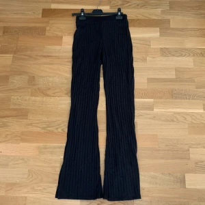 Ribbade byxor  - Svarta ribbade byxor ifrån Gina tricot med slits (bild två) använda Max 2 gånger! 