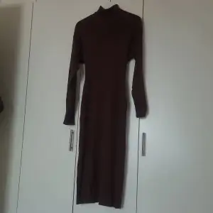Märkbrun ribbad klänning från Gina Tricot. Storlek M