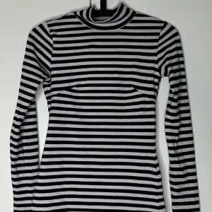 Polotröja från Gina tricot  - I bra skick, säljer för passar inte längre 