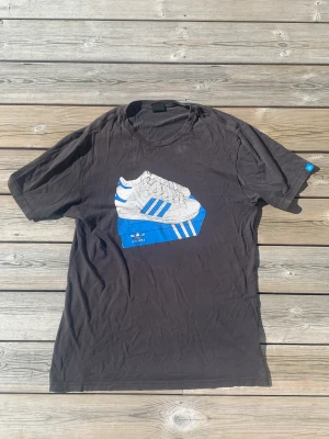 Vintage Adidas tshirt - En fet vintage adidas tshirt, liten fläck uppe vid kragen. Väldigt skön och snygg