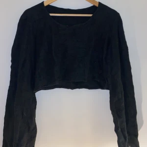 Långärmad kort tröja. - Långärmad korttröja i tjockare , finare material. Nyskick