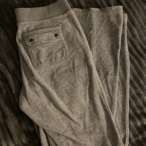 Juicy Couture byxor - Gråa Juicy Couture byxor från den lite äldre kollektionen, de är lågmidjade och har inga fläckar eller synliga fel. 