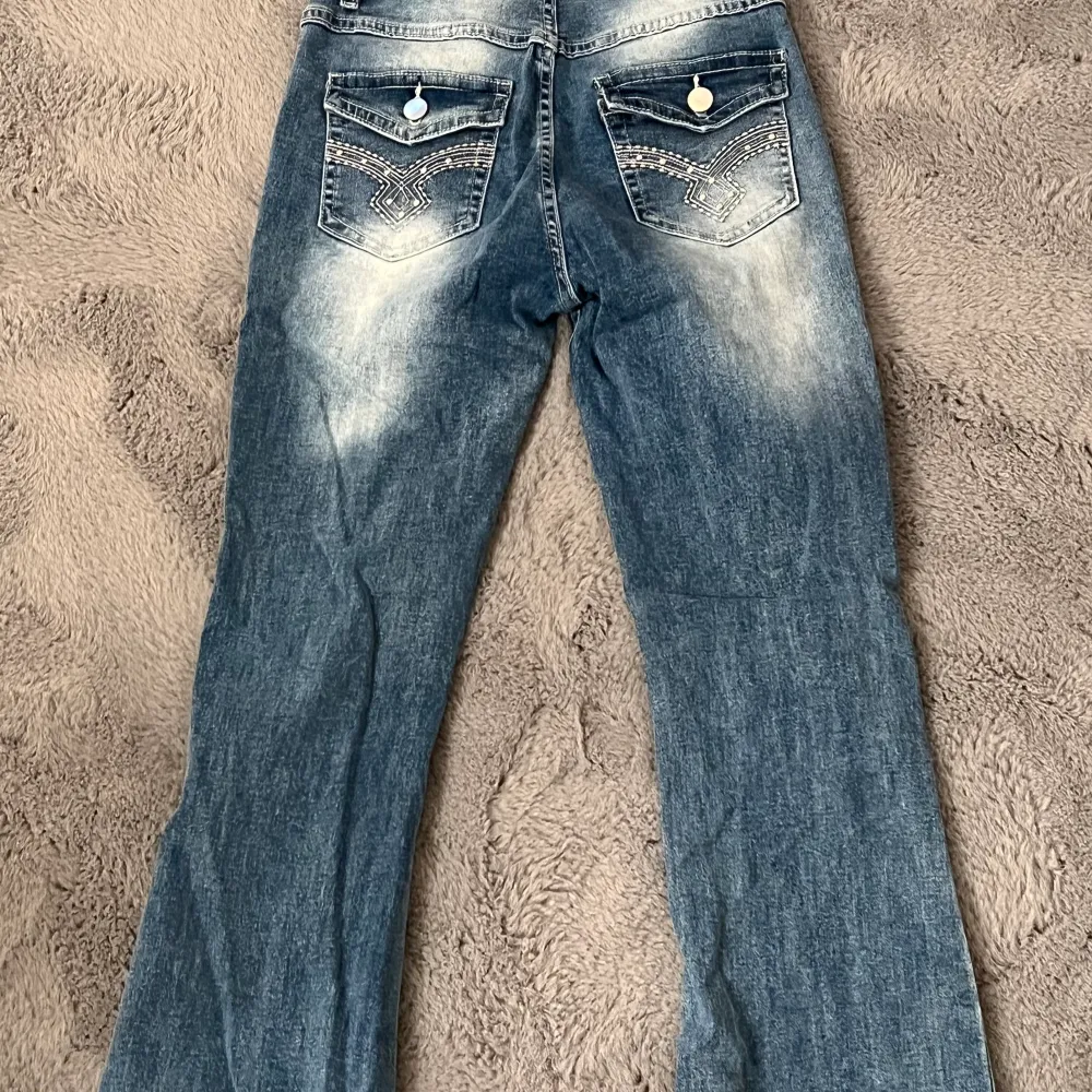 Mid waist jeans från shein därmed priset. Bra kvalite, knappt använda. Jeans & Byxor.