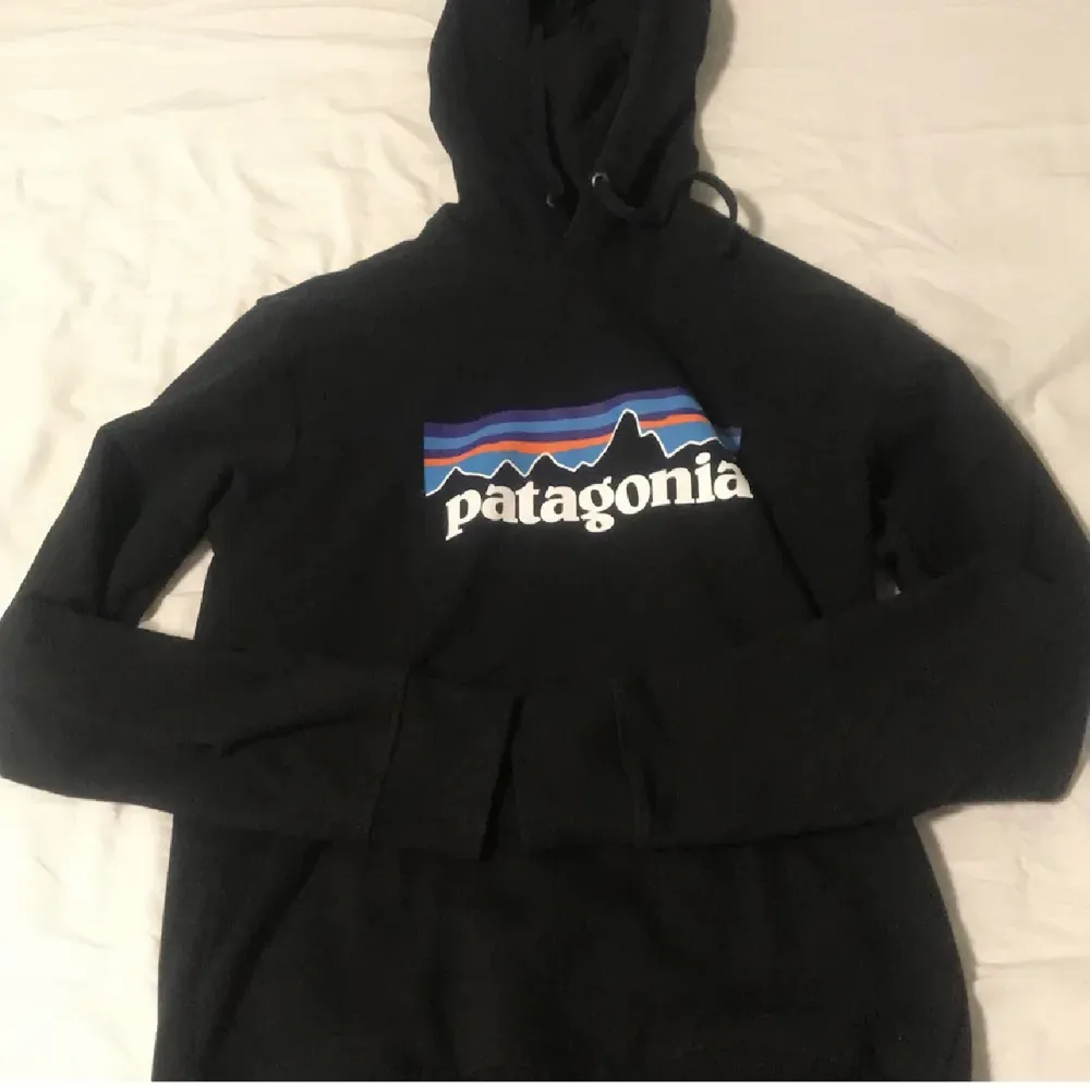 Säljer en Patagonia hoodie, super skön som är köpt här på plick, Storlek Small men sitter mer som en xs än small. Super bra skick och köpt för 450:- på plick, 8/10 i skick. Tröjor & Koftor.