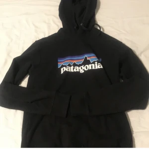 Patagonia hoodie svart unisex  - Säljer en Patagonia hoodie, super skön som är köpt här på plick, Storlek Small men sitter mer som en xs än small. Super bra skick och köpt för 450:- på plick, 8/10 i skick