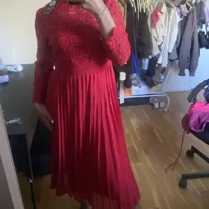 En röd klänning som både passar vid festliga tillfällen och till en fin middag! Aldrig använd, prislappen är fortfarande på! Sitter så fint på kroppen. 