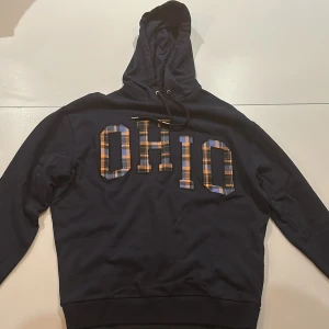 Mörkblå hoodie  - Fet mörkblå hoodie med tryck! Storlek S men passar även storlek M. Oanvänd, köpt från Asos.   Bara att skriva vid fler frågor!