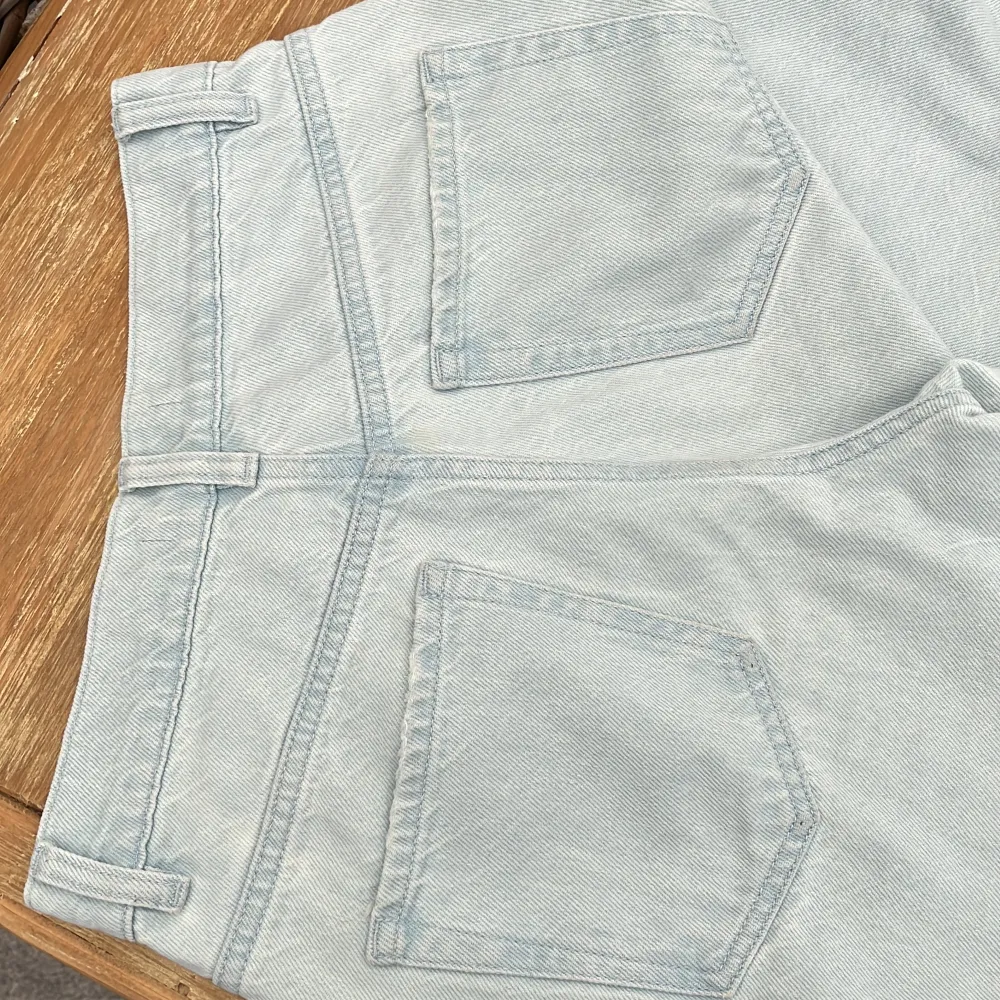Jeans köpta i USA🇺🇸🇺🇸 Jeansen är raka i modellen och använda två gånger! Finns en fläck bak på jeansen.. Jeans & Byxor.
