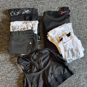 Träningskläder barnstorlek - Blandade träningskläder, det mesta i 146/152. Men passar mig som vanligtvis bär xs. Säljs som ett paket. Kan skickas mot portokostnad.