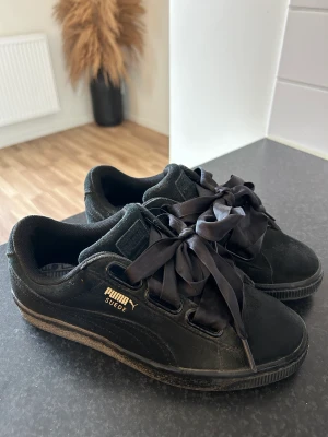 Puma skor  - Puma skor med sidenband i storlek 37 