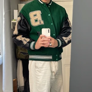 Aelfric Eden - Bomber Jacka - Aelfric Eden Skeleton Bones Varsit Bomber Jacket. Felfri och superskön jacka som jag säljer pga att den inte används längre. Nypris från eBay ligger på ca 1200kr, vänligen hör av er vid frågor!