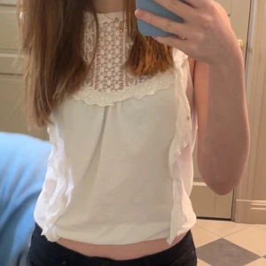 Vit topp - Säljer denna superfina vita toppen köpt på Zalando förra sommaren. I jätte bra skick !