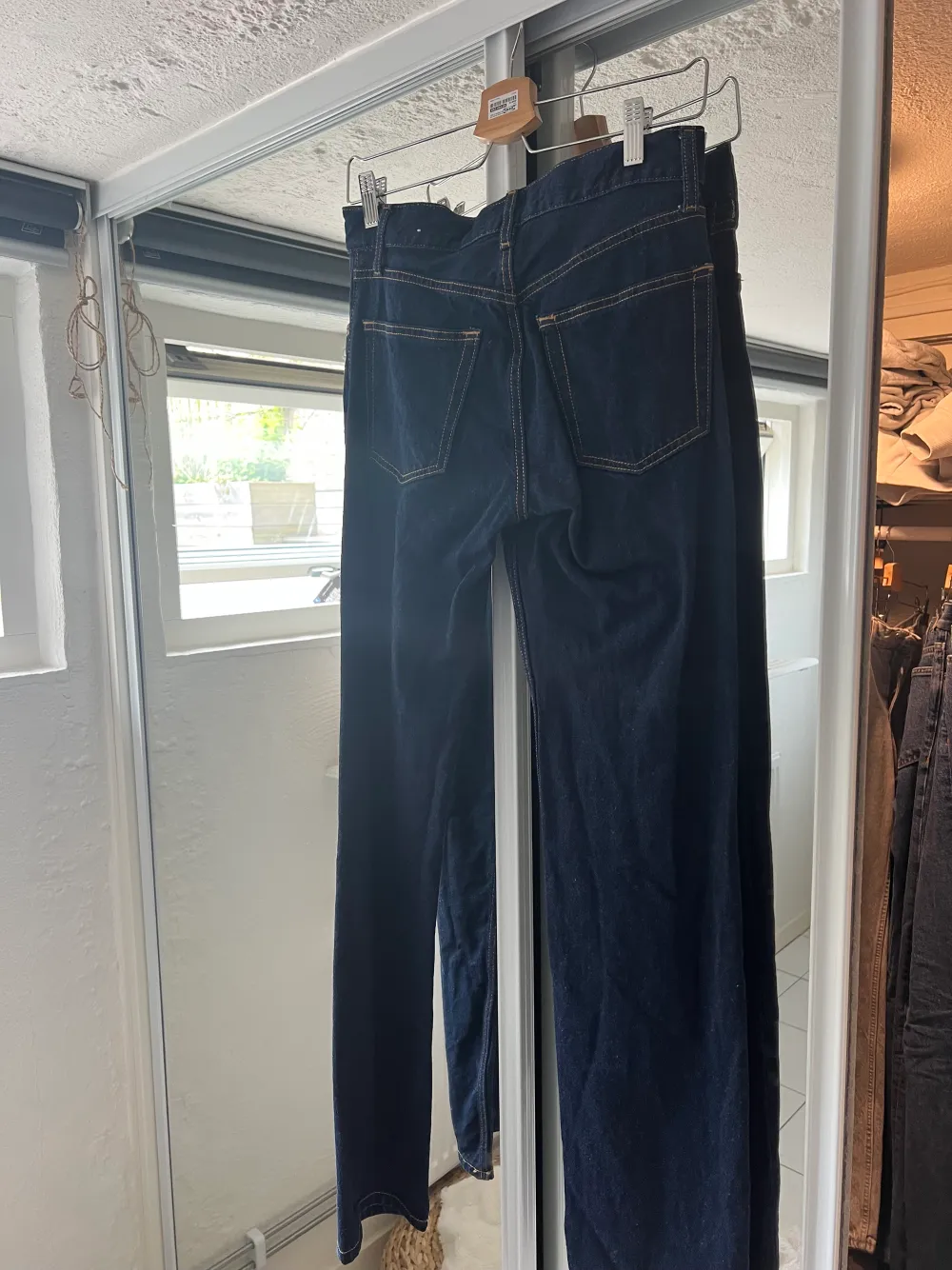 Straight mörkblå jeans. Använda fåttal gånger så i fint skick. . Jeans & Byxor.