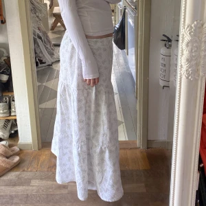 Långkjol - Säljer denna egensydda kjol! Resår i midjan och passar en M/S.  Jag är 167 och den går ner till fötterna på mig när jag har den Lågmidjat!💗💗