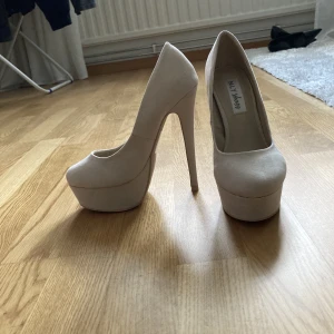 Beiga platåklackar - Helt oanvända beiga klackar från Nelly 🫶🏻 Köpta för många år sedan, och sen blivit bortglömda.  De är strl 35, och är true to size 💜 Skorna är 12,5 cm höga inklusive 3,5 cm platå 