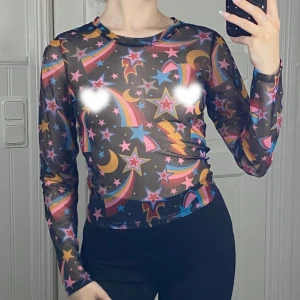 Mesh topp - Mesh topp från monki i storlek s. Har sytt in den lite i midjan annars i bra skick. Säljer för 60 kr plus frakt 💖