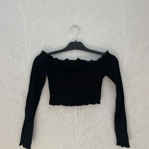 Svart croppad tröja - Svart croppad tröja, aldrig använd
