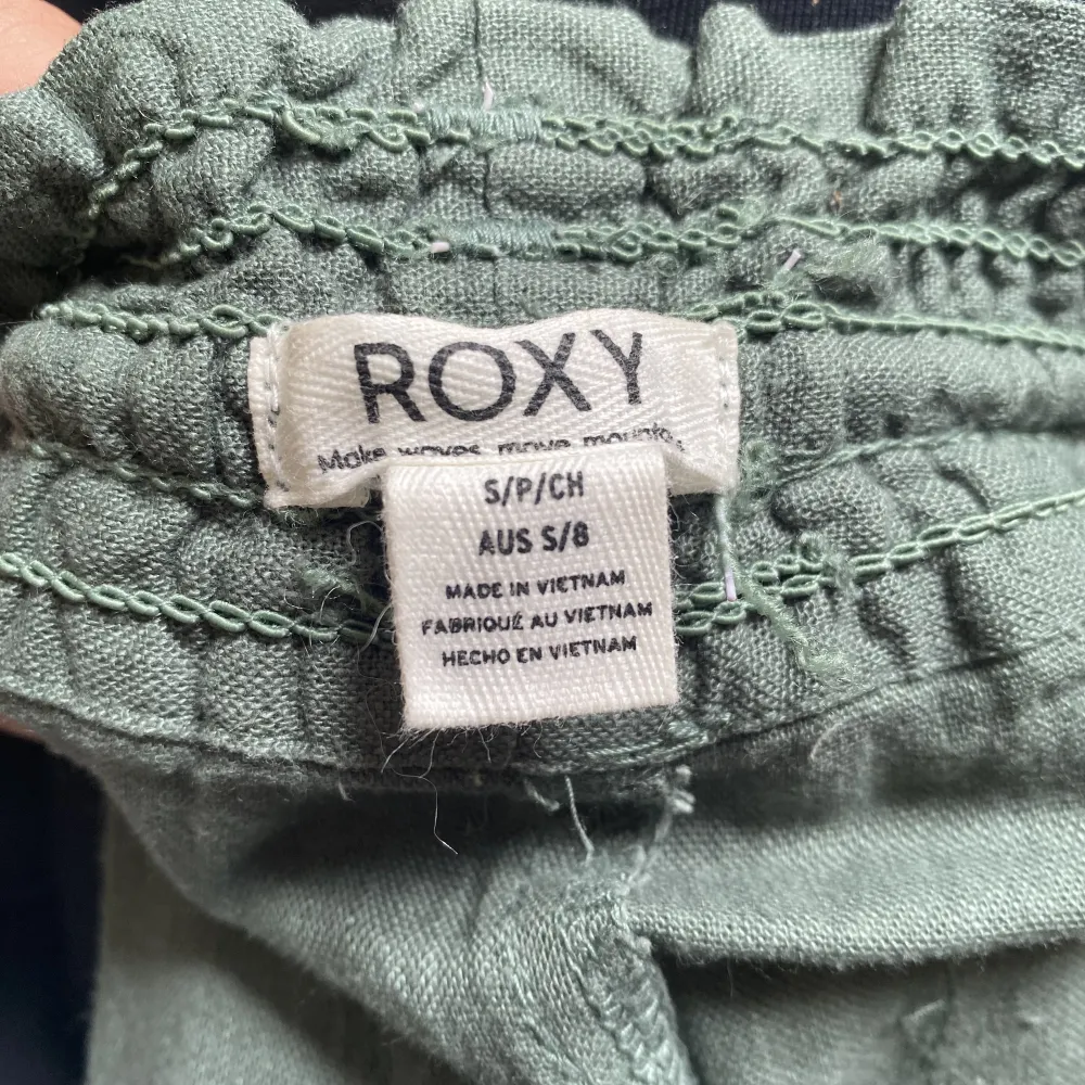 Super snygga Roxy linnebyxor använda max 5 gånger, ny skick, skriv för fler bilder, tryck inte på köp nu❤️❤️. Jeans & Byxor.