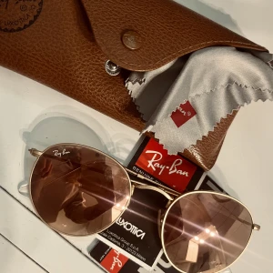 RayBan Round Metall guld rosa - Toppskick, RayBans i guld med rosa glas. Inköpta förra året på Synsam. 