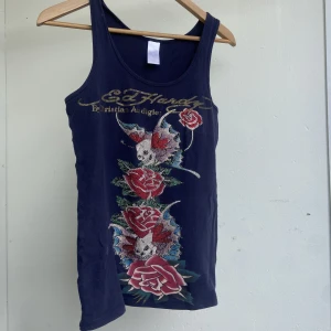 Ed Hardy linne - Mörkblå Ed Hardy linne, tappat några stenar men inget markant
