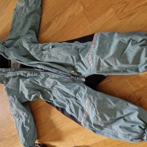 Polarn &pyret utebyxor och overall - Utebyxor storlek 80, som nya, och en overall storlek 86, köp båda för 1000 kr. 