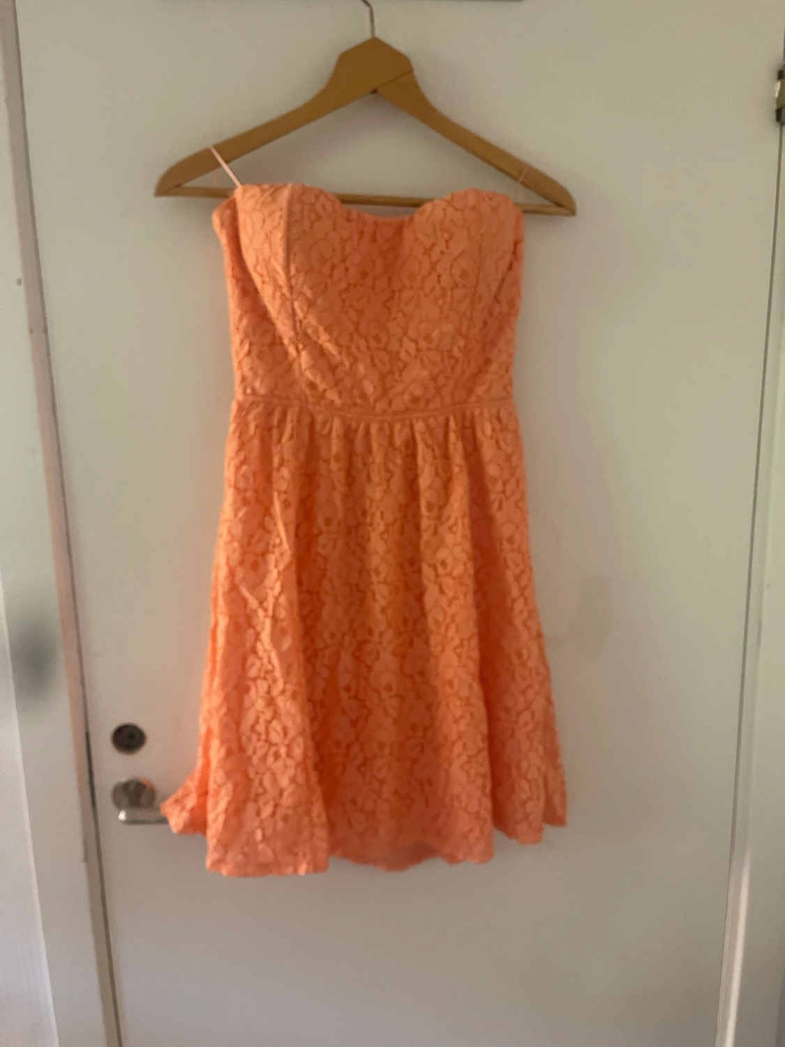 korallfärgad klänning
