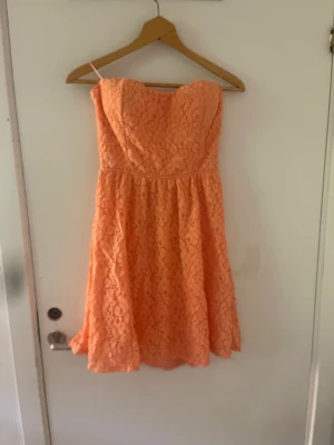 korallfärgad klänning - säljer då den inte snvänds längre vid snabb affär kan jag gå ner i pris