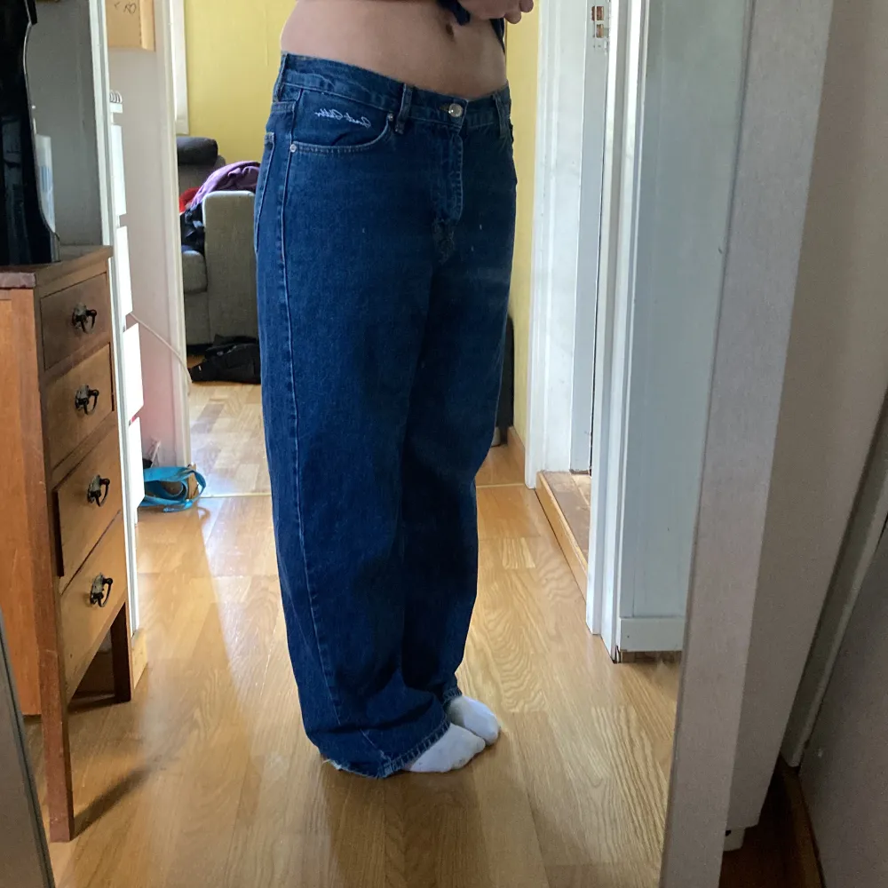 Jätte snygga mörkblå baggy jeans från junkyard. Varan har lite defekter ner till vid hälarna. Nypris är 700kr!🫶🏼. Jeans & Byxor.