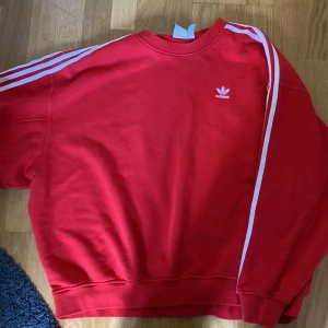 Adidas sweatshirt  - En oversized adidas sweatshirt, nästan helt oanvänd. 💋