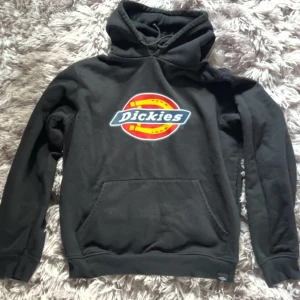 hoodie - Dickies hoodie i storlek M. Bra skick, syns inte att den är använd. 
