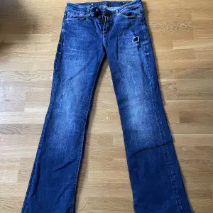 Säljer dessa lågmidjade jeans från Guess. Storlek 29/34. Sparsamt använda så de är i fint skick🤗