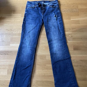 Lågmidjade jeans - Säljer dessa lågmidjade jeans från Guess. Storlek 29/34. Sparsamt använda så de är i fint skick🤗