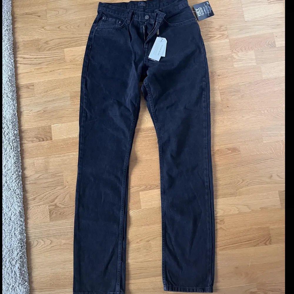 Svarta jeans i modellen ”Cheeky Fit Long Leg Denim”. Helt nya med lappen kvar, nypris 599kr🫶🏼. Jeans & Byxor.