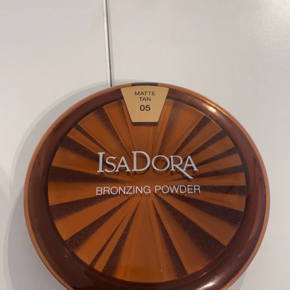 Isadora bronzing powder, aldrig använd. Säljer pga inte min färg. Färg 05 Matte Tan köpt för 199kr säljer för 150kr. Accessoarer.