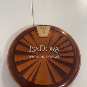 Isadora bronzing powder - Isadora bronzing powder, aldrig använd. Säljer pga inte min färg. Färg 05 Matte Tan köpt för 199kr säljer för 150kr