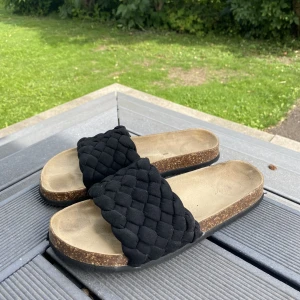 Tofflor - Supersköna! Endast använda fåtal gånger så bra skick!!